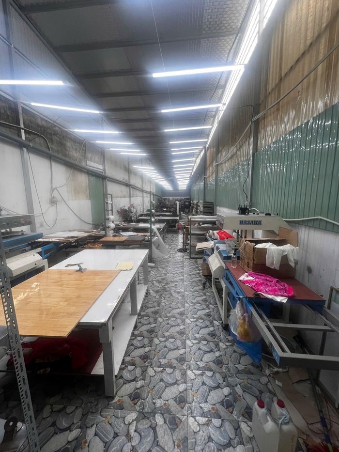  Công an đã thực hiện niêm phong nhà xưởng sản xuất. Ảnh: CA 