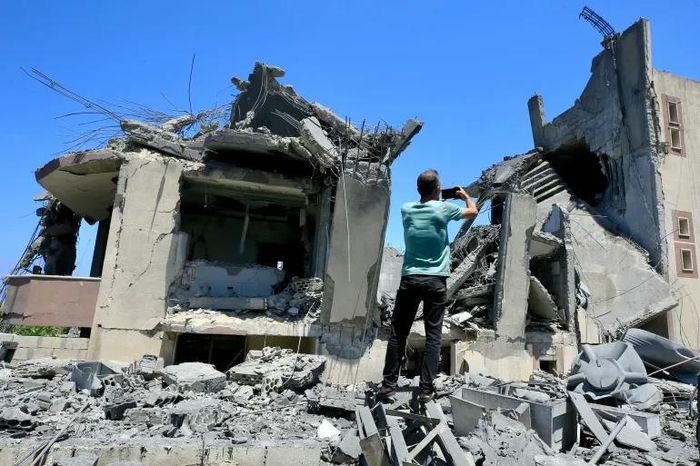  Các cuộc không kích của Israel vào một tòa nhà ở làng Saksakiyeh, miền nam Lebanon hôm 6-6. Ảnh: AFP 