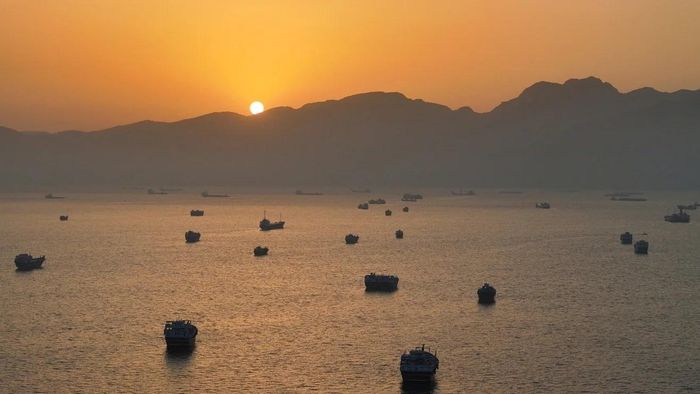  Các tàu neo đậu tại eo biển Hormuz, nhìn từ Musandam (Oman) ngày 30/5. Ảnh: Reuters. 