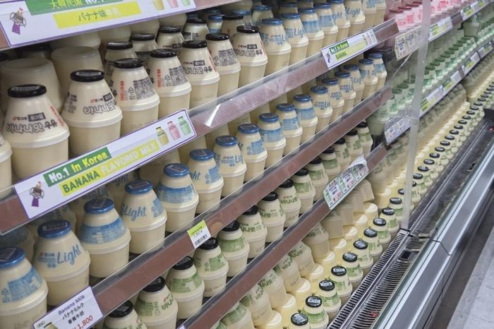 Sữa chuối tràn ngập trên các kệ hàng tại sân bay Incheon (Hàn Quốc) tháng 12/2025. Ảnh: CU.