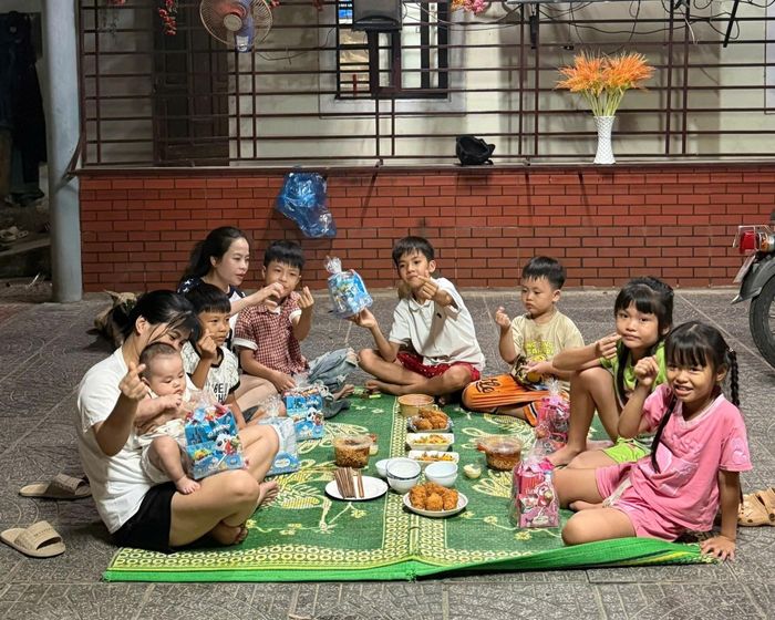 Dù bận rộn hơn, gia đình Ngọc Trần vui khi "khối nghỉ hè" tụ họp.