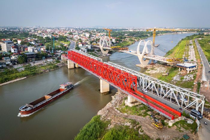  Phần cầu đường sắt đặt ngay cạnh cầu Đuống cũ đã dần thành hình. 