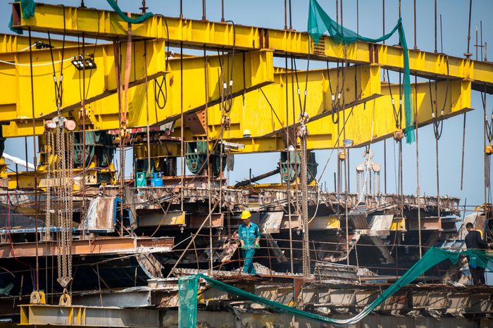  Hiện đơn vị thi công triển khai đúc hẫng cân bằng các đốt dầm để vươn ra giữa sông chuẩn bị cho công tác hợp long. 