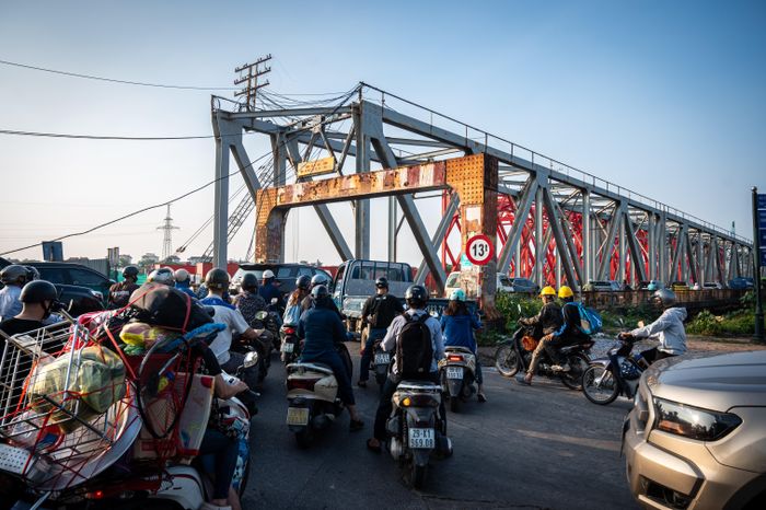  Cầu Đuống cũ phục vụ cả giao thông đường bộ lẫn đường sắt, chịu lưu lượng phương tiện vượt quá năng lực khai thác, thường xuyên ùn tắc vào giờ cao điểm. 