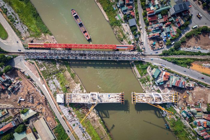  Dự án có tổng mức đầu tư hơn 1.800 tỷ đồng, gồm 2 hạng mục độc lập là cầu đường bộ và cầu đường sắt, nằm cách nhau khoảng 100 m. 