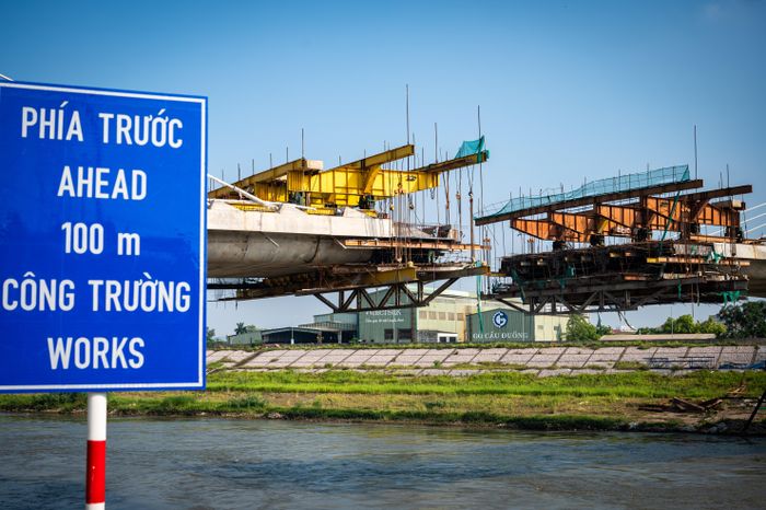  Theo kế hoạch đề ra, nhịp chính cầu đường bộ dự kiến hợp long vào đầu tháng 7/2026. Công trình kỳ vọng thông xe vào giữa tháng 9/2026. 
