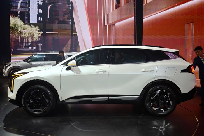  Xe được xây dựng trên hệ thống khung gầm N3 mới. Kích thước của Sportage hybrid mới lần lượt là 4.685 x 1.865 x 1.665 mm, nhỉnh hơn đôi chút về chiều dài so với bản xăng cũ (4.600 x 1.865 x 1.700 mm). Trục cơ sở 2.755 mm. 