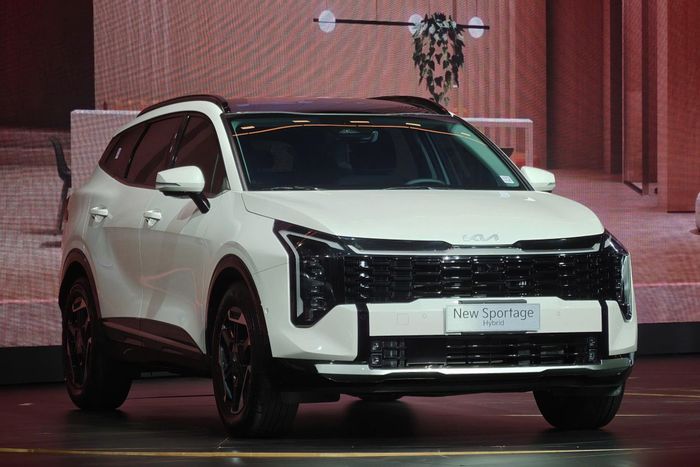  Theo Thaco công bố, Kia Sportage hybrid mới được nhận đặt cọc từ đầu tháng 6. Giá bán cũng như số lượng phiên bản vẫn là ẩn số. Đây sẽ là một tùy chọn mới trong nhóm SUV cỡ trung, cạnh tranh cùng các đối thủ quen mặt như Mazda CX-5 (699-979 triệu), Ford Territory (739-875 triệu), Hyundai Tucson (769-989 triệu) hay BYD Sealion 6 (799-899 triệu) và Geely EX5 (839-969 triệu đồng). 
