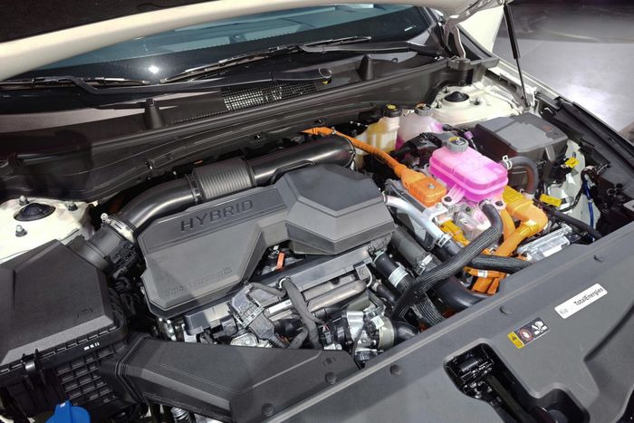  Sportage bản hybrid được trang bị máy xăng 1.6L kết hợp motor điện, cho tổng công suất 231 mã lực, mô men xoắn 367 Nm. Đi kèm khối động cơ là hộp số tự động 6 cấp và hệ dẫn động AWD. 
