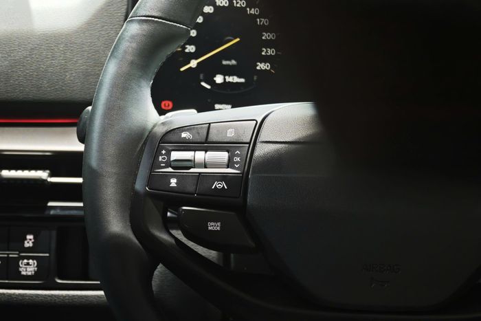  Xe được trang bị phím chuyển chế độ lái trên vô lăng, giúp người lái dễ dàng thao tác ở đa dạng cung đường. 