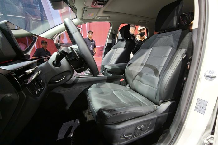  Cabin của Sportage hybrid mới mang thiết kế hiện đại và công nghệ hơn hẳn so với bản tiền nhiệm. 