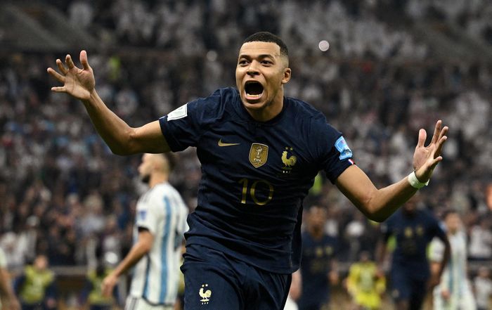  Mbappe bước ra ánh sáng tại World Cup 2018, ghi bàn trong trận chung kết và cùng tuyển Pháp nâng cúp vàng khi mới 19 tuổi. 