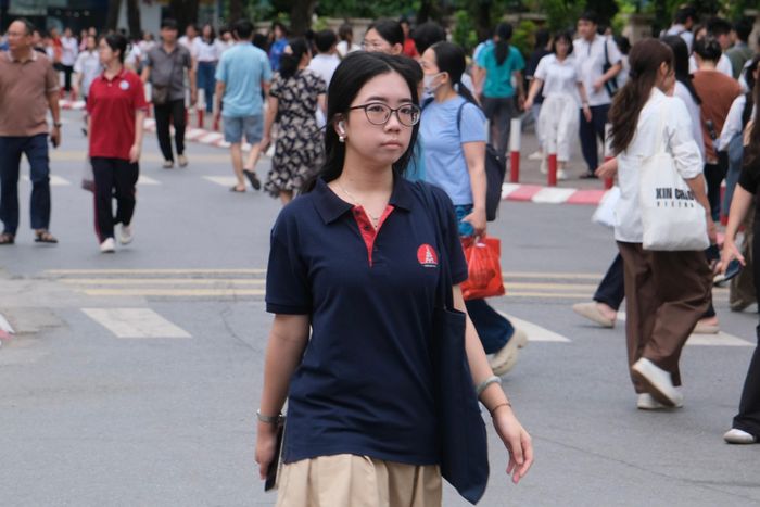 Phương Anh hồi hộp bước vào kỳ thi. Ảnh: Ngọc Bích.