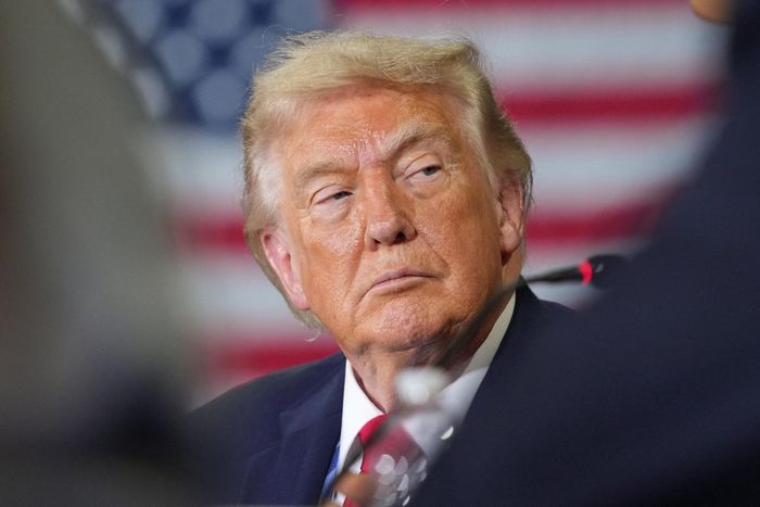  Tổng thống Mỹ Donald Trump đang chịu áp lực chính trị lớn tại Mỹ bởi giá nhiên liệu tăng mạnh do hệ quả của chiến sự Iran. Ảnh: Reuters.