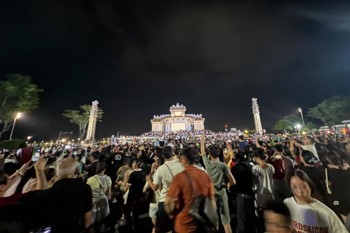  Khung cảnh đông nghịt người tại Huế đến xem tổng duyệt tối 5/6. Ảnh: @hongl_inhh. 