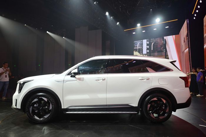 Các kích thước dài x rộng x cao của Kia Sorento HEV lần lượt 4.815 x 1.900 x 1.700 mm, chiều dài cơ sở 2.815 mm, khoảng sáng gầm ở mức 176 mm.