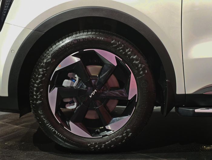 Cận cảnh bộ mâm 19 inch đa chấu thể thao trên Kia Sorento HEV.