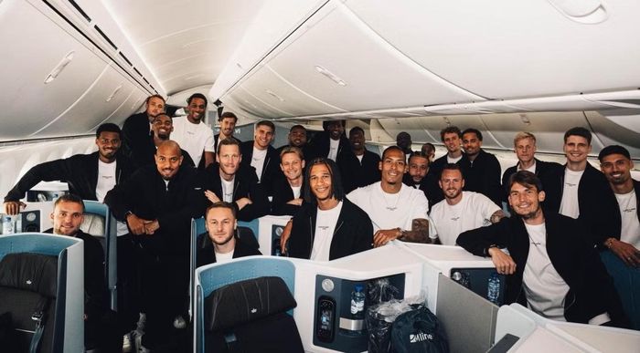  Đội tuyển quốc gia Hà Lan trên máy bay đến Mỹ trước thềm World Cup. Ảnh: Ons Oranje. 