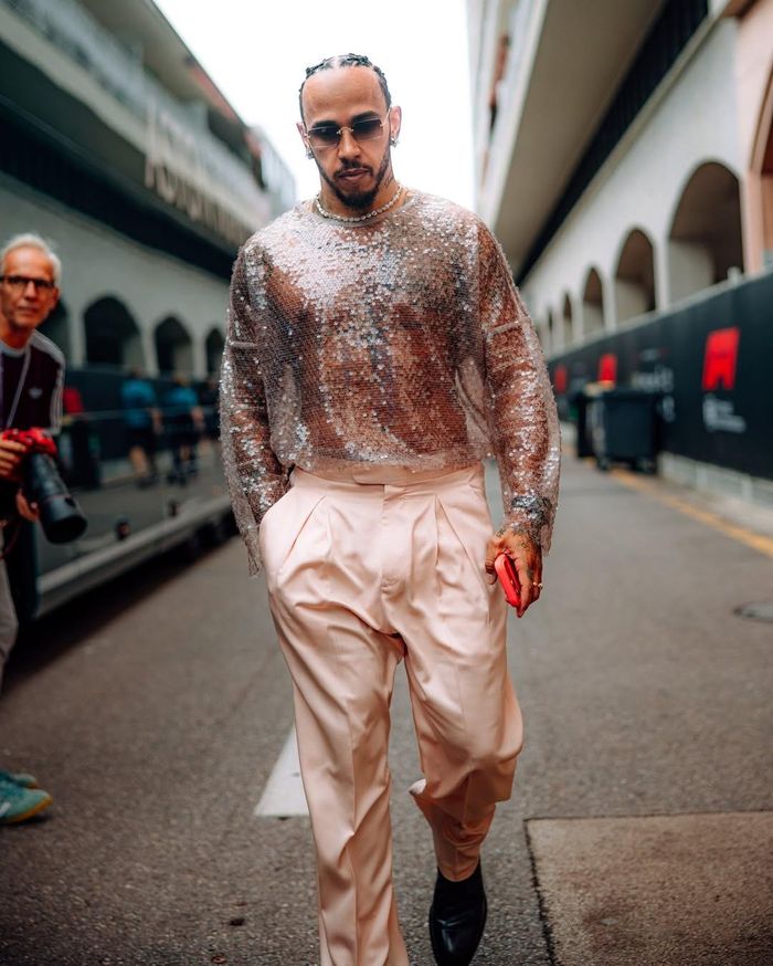  Lewis Hamilton xuất hiện tại Monaco trong chiếc áo xuyên thấu đính sequin vào ngày 5/6. Ảnh: @f1/IG. 