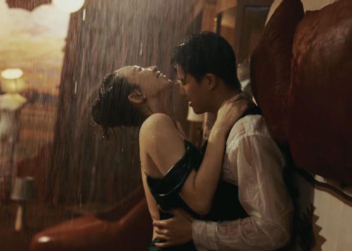 Những chi tiết này cũng được Tóc Tiên đưa vào mẫu váy diện trong MV. Chi tiết khoét sâu phía sau giúp nữ ca sĩ phô diễn đường cong thể lý tưởng, hõm lưng quyến rũ và hình xăm nhỏ trên lưng. Tấm lưng ong của Tóc Tiên chính là điểm nhấn trong các cảnh quay lãng mạn, tình tứ.