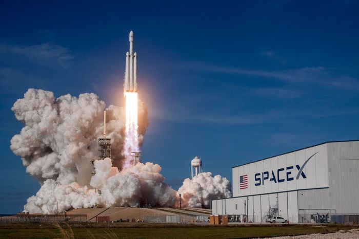  Bên cạnh Tesla, tỷ phú Elon Musk cũng đang chuẩn bị đưa công ty vũ trụ SpaceX lên sàn chứng khoán trong thương vụ IPO được dự báo có thể trở thành lớn nhất lịch sử, với mức định giá khoảng 1.700 tỷ USD. 