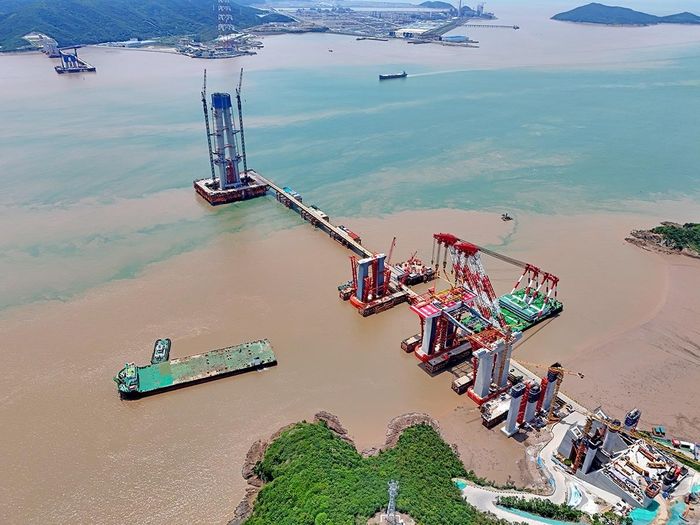  Theo báo cáo, sự phức tạp trong việc lắp đặt do hệ thống hỗ trợ khác nhau giữa các đoạn cầu dây văng và cầu treo đòi hỏi 3 kế hoạch riêng biệt để thực hiện việc dựng dầm thép. Dự kiến, công trình sẽ hoàn thành vào năm 2027. Ảnh: CCTV. 