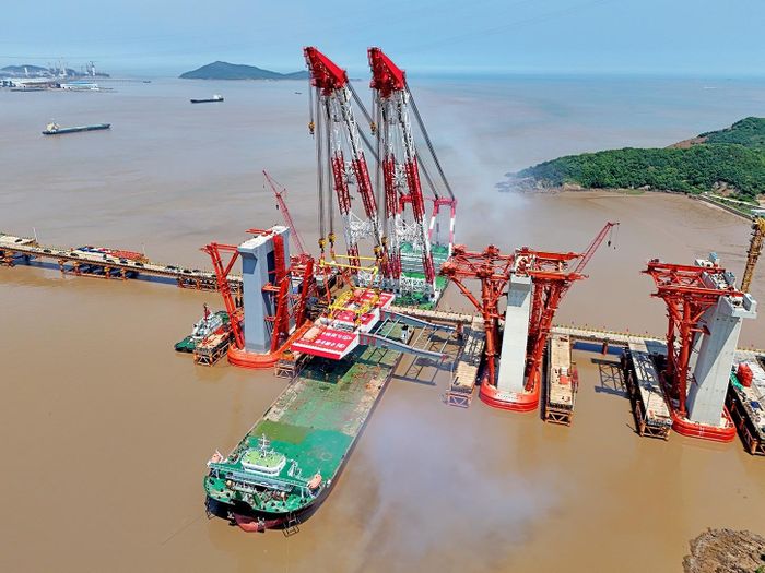  Với chiều rộng 68 m, cây cầu này dự kiến sẽ trở thành cây cầu đa dụng rộng nhất thế giới dành cho cả giao thông đường bộ và đường sắt. Sau khi hoàn thành, cầu Xihoumen sẽ cho phép tàu hỏa di chuyển với tốc độ lên đến 250 km/h, kết nối Chu Sơn, thành phố cuối cùng của tỉnh Chiết Giang chưa có đường sắt. Ảnh: CCTV. 