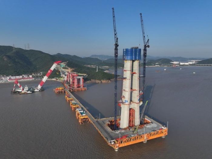  Cầu Xihoumen đạt chiều cao 294 m, cột mốc tương đương với một tòa nhà khoảng 100 tầng. Theo Tân Hoa Xã, cây cầu sau khi hoàn thành đã lập kỷ lục thế giới là cây cầu cao nhất từng được xây dựng trên biển. Ảnh: CCTV. 