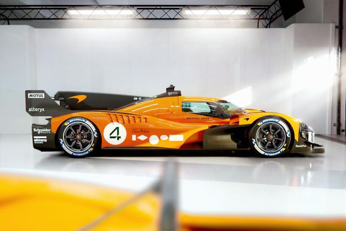  Dựa trên quy chuẩn ACO/IMSA LMDh, McLaren MCL-HY sử dụng khung gầm monocoque bằng sợi carbon với trọng lượng tối thiểu 1.030kg, hệ thống dẫn động cầu sau. 
