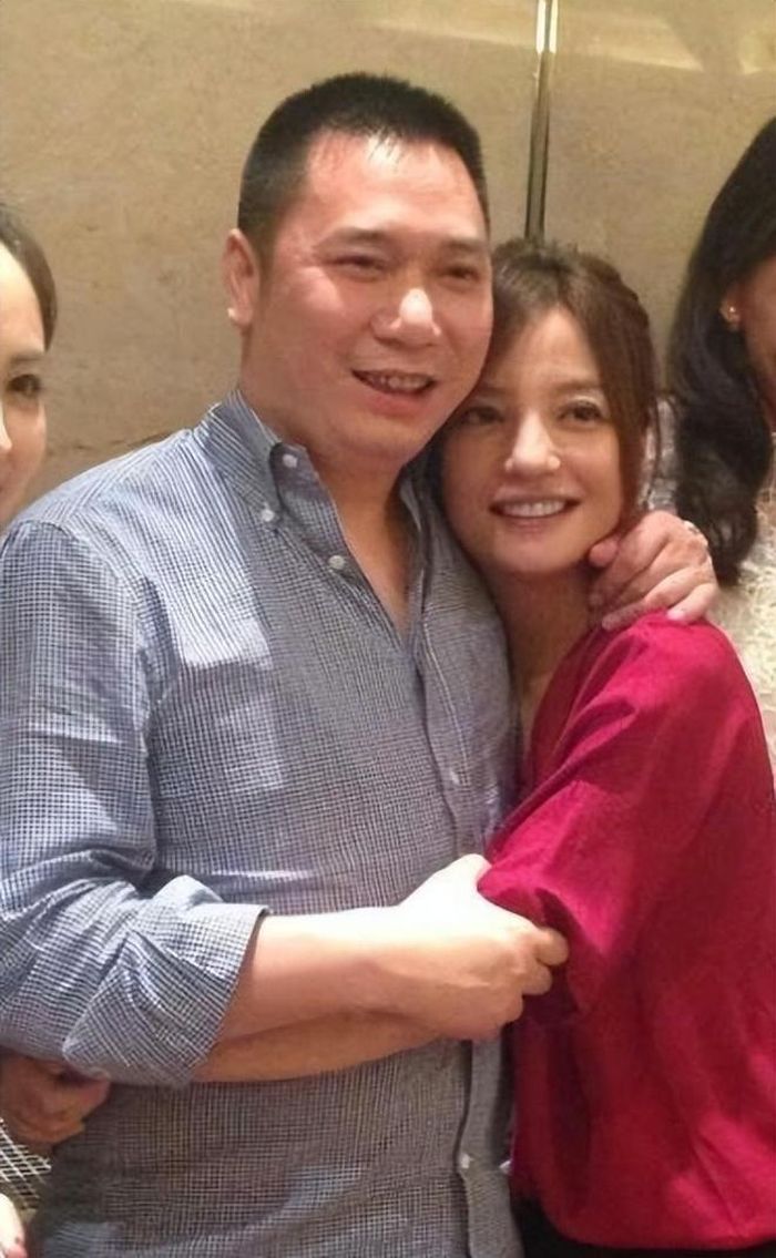 Hoàng Hữu Long và Triệu Vy thời còn bên nhau. Ảnh: Weibo.
