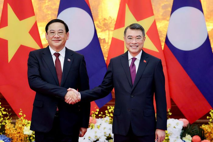  Thủ tướng Lê Minh Hưng và Thủ tướng Lào Sonexay Siphandone chụp ảnh chung trước hội đàm. 