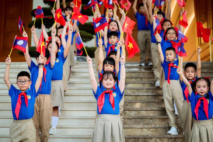  Đông đảo thanh thiếu niên, thiếu nhi Thủ đô đã có mặt tại khu vực lễ đón, tay cầm quốc kỳ Việt Nam và Lào, nồng nhiệt chào mừng Thủ tướng Sonexay Siphandone cùng Đoàn đại biểu cấp cao Cộng hòa Dân chủ Nhân dân Lào. 