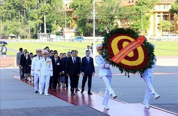  Trước đó, chiều cùng ngày, Thủ tướng Sonexay Siphandone cùng Đoàn đại biểu cấp cao Lào đã đặt vòng hoa, vào Lăng viếng Chủ tịch Hồ Chí Minh và dâng hoa tại Đài tưởng niệm các Anh hùng Liệt sĩ, bày tỏ lòng thành kính đối với vị lãnh tụ kính yêu của nhân dân Việt Nam và tri ân những người đã hy sinh vì độc lập, tự do của dân tộc. Ảnh: Tuấn Anh/TTXVN. 