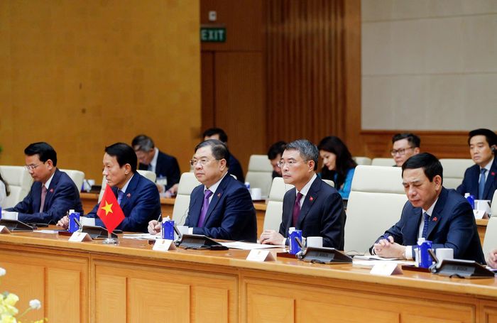  Hai Thủ tướng tái khẳng định ưu tiên hàng đầu dành cho việc củng cố và phát triển quan hệ đặc biệt Việt Nam - Lào, đồng thời đánh giá cao những bước tiến thực chất trong hợp tác song phương trên nhiều lĩnh vực. Hai bên nhất trí tiếp tục duy trì các chuyến thăm, tiếp xúc cấp cao; triển khai hiệu quả các thỏa thuận hợp tác và Hiệp định hợp tác song phương giai đoạn 2026-2030, đồng thời phối hợp tổ chức các hoạt động kỷ niệm 65 năm thiết lập quan hệ ngoại giao và 50 năm ký Hiệp ước Hữu nghị và Hợp tác Việt Nam - Lào vào năm 2027. 