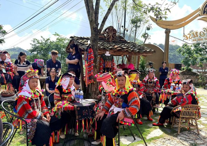 Chương trình tạo không khí sôi nổi, tăng cường giao lưu giữa các nghệ nhân và du khách