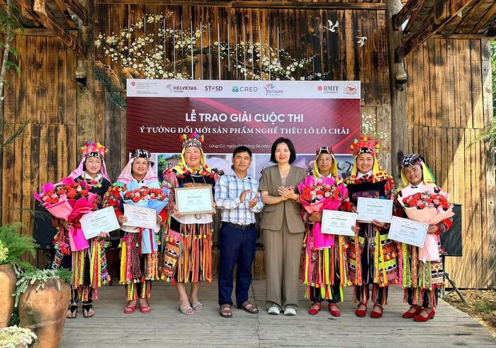 Kết thúc chương trình, Ban tổ chức trao 1 giải Nhất, 1 giải Nhì và 3 giải Ba cho các đội thi với sản phẩm thủ công thêu