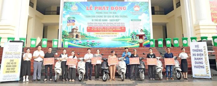 Ủy ban MTTQ Việt Nam thành phố Hà Nội đã trao tặng 7 xe máy điện hỗ trợ sinh kế cho các hộ gia đình khó khăn