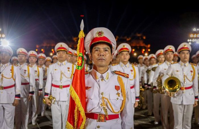Các chiến sĩ CAND trình diễn quân nhạc