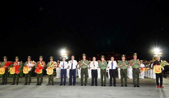 Lãnh đạo Bộ Công an và TP. Huế tặng hoa và cờ lưu niệm cho các đơn vị tham gia Hội thao