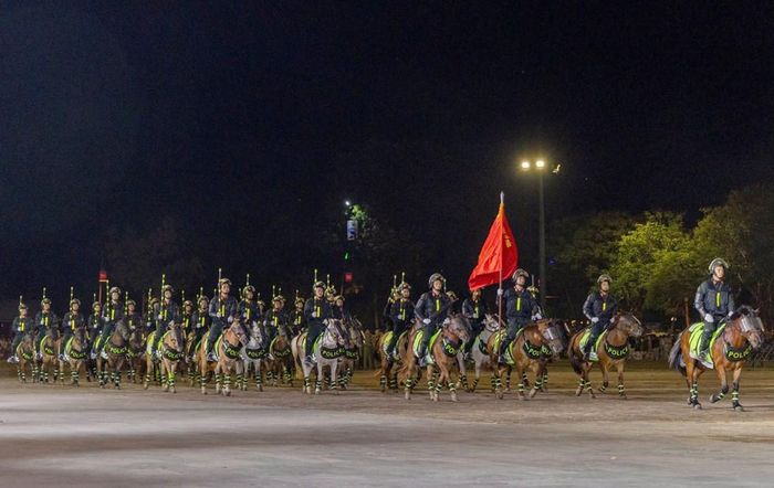Đoàn kị binh trình diễn trong lễ khai mạc Hội thao