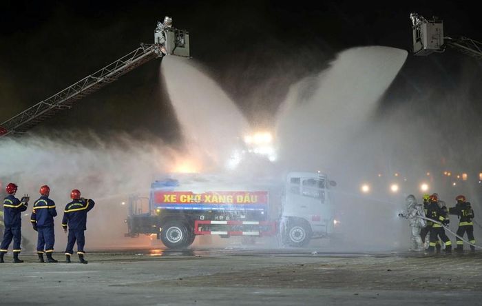 Xử lí chữa cháy và cứu nạn trong tình huống giả định về chảy nổ