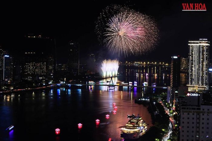 Đội Pháp kể câu chuyện Di sản trong màn trình diễn với chủ đề “Heritage - Da Nang Shines” (Di sản - Đà Nẵng tỏa sáng) bằng ngôn ngữ pháo hoa giàu chất điện ảnh và nhiều lớp, tái hiện những lớp trầm tích văn hóa giao thoa qua các thời kì lịch sử và vẻ đẹp của Đà Nẵng trên hành trình hội nhập quốc tế