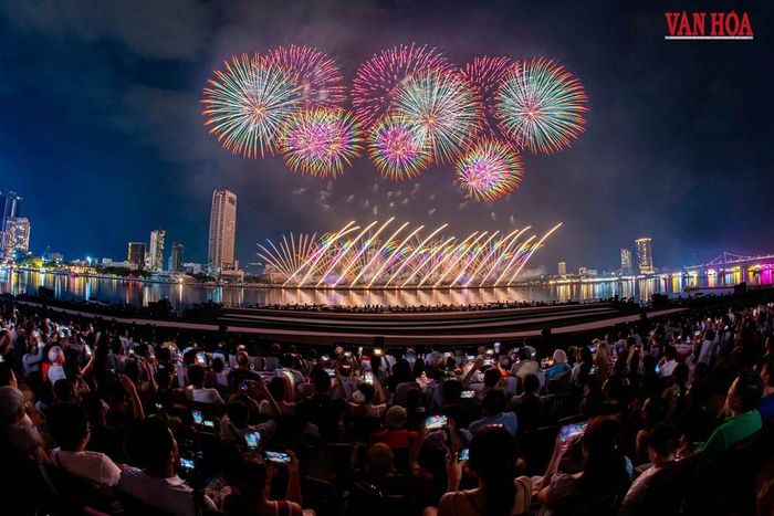 Đội Z121 Vina Pyrotech của Việt Nam khẳng định đẳng cấp của đương kim á quân DIFF 2025, đem tới cho khán giả những màn trình diễn pháo hoa đậm đà giá trị di sản Việt Nam, thân thuộc và giàu bản sắc