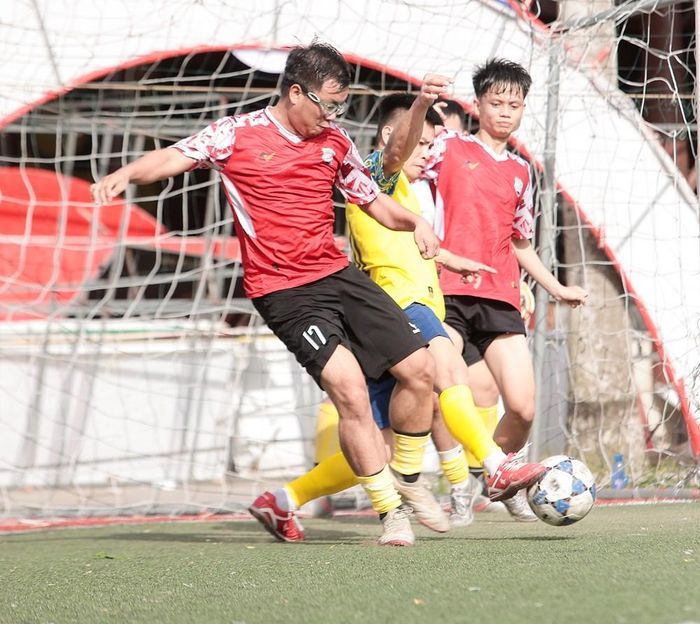 Sang hiệp hai, đội bóng cố đô vùng lên mạnh mẽ. Hữu Tin ghi bàn gỡ hòa trước khi Huế RC tận dụng sai lầm nơi hàng thủ Hà Tĩnh để nâng tỷ số lên 2-1