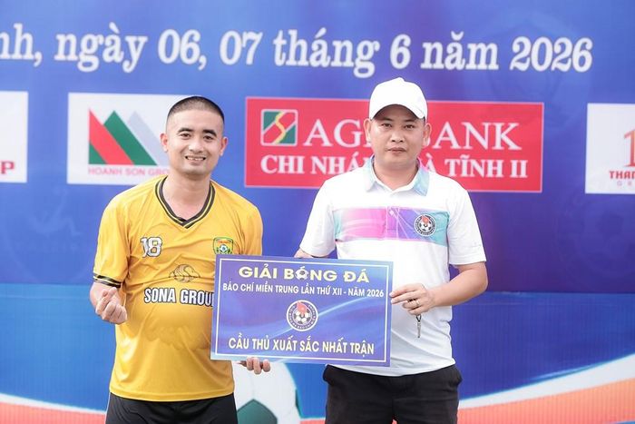 BTC trao giải cầu thủ xuất sắc nhất trận đấu cho cầu thủ Duy Khánh (RClub Nghệ An)
