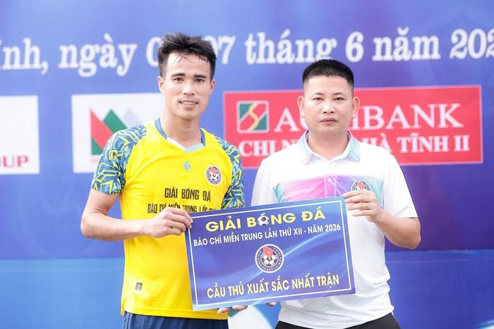 BTC trao giải cầu thủ xuất sắc nhất trận đấu cho cầu thủ Ngọc Linh (FC Báo chí Hà Tĩnh)