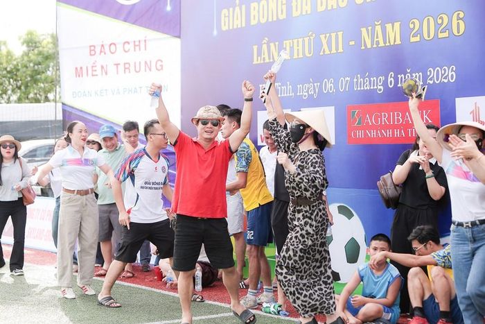 Các cổ động viên bùng nổ cảm xúc khi FC Báo chí Hà Tĩnh giành chiến thắng ở những phút cuối của trận đấu