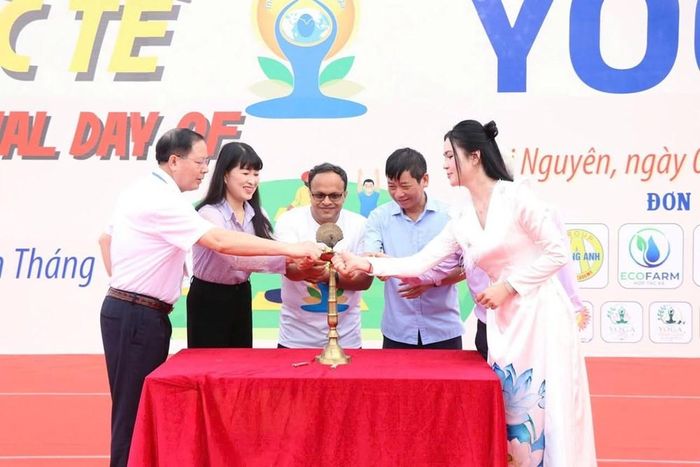 Các đại biểu thực hiện nghi thức thắp lửa truyền thống Yoga