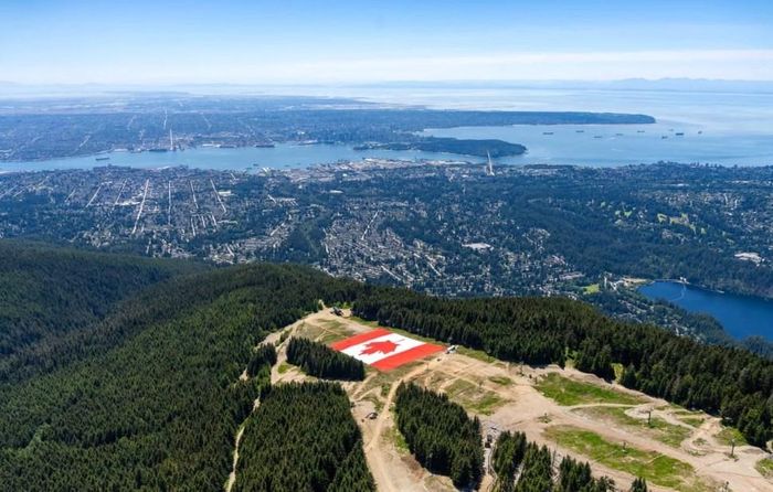 Quốc kỳ Canada tại núi Grouse Mountain phía trên thành phố Vancouver. Ảnh: Reuters