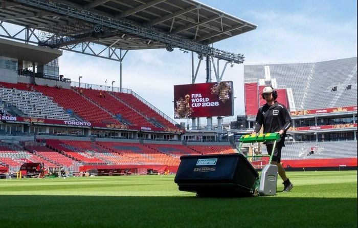 Nhân viên chăm sóc mặt cỏ tại SVĐ tổ chức World Cup ở Toronto, Canada, ngày 4.6. Ảnh: AP